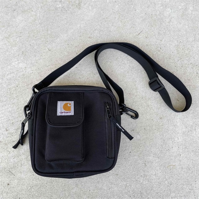 carhartt(カーハート)の美品 Carhartt WIP ESSENTIALS BAG SMALL 黒色 メンズのバッグ(ショルダーバッグ)の商品写真