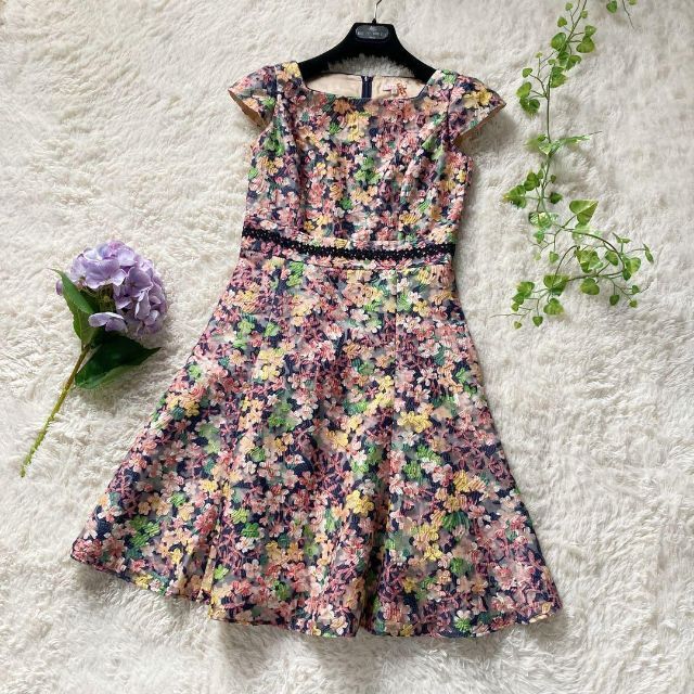 新品未使用☆トッカ 膝丈ワンピース ピンク 刺繍 花柄 S相当 サイズ0-