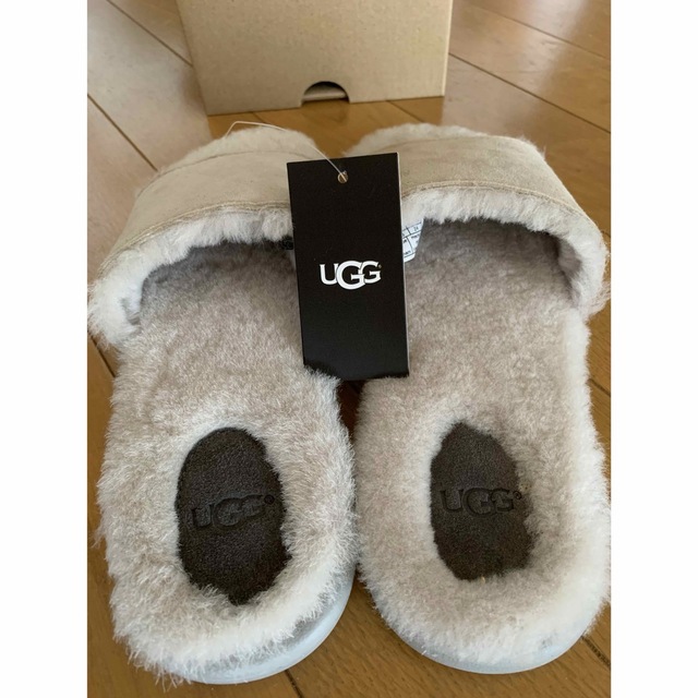 UGG(アグ)の新品・未使用　UGGスリッパ　UGGサンダル　レディース　正規店品 レディースの靴/シューズ(スリッポン/モカシン)の商品写真