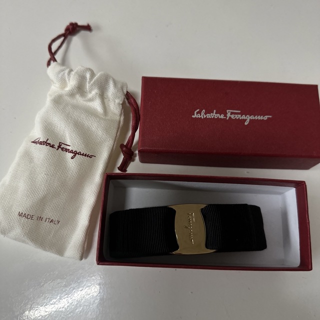 Ferragamo バレッタ ヴァラ ブラックリボン／ゴールド金具-