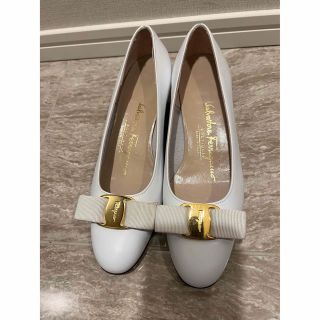 サルヴァトーレフェラガモ(Salvatore Ferragamo)のサルヴァトーレフェラガモ　vara 22センチ　3センチヒール(ハイヒール/パンプス)