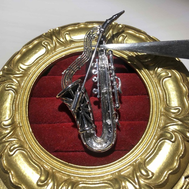 18金ホワイトゴールド楽器モチーフオニキス ダイヤモンドブローチ レディースのアクセサリー(ブローチ/コサージュ)の商品写真