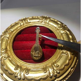 18金イエローゴールド 楽器モチーフペンダントトップの通販|ラクマ