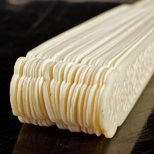 中国 獣骨製 細密彫刻 扇子 合せ箱 M R5726の通販 by