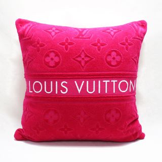 ルイヴィトン(LOUIS VUITTON)のLOUIS VUITTON ルイ・ヴィトン クッサンLVバケーション クッション ピンク M77525 RV1292 レディース【中古】【美品】(その他)