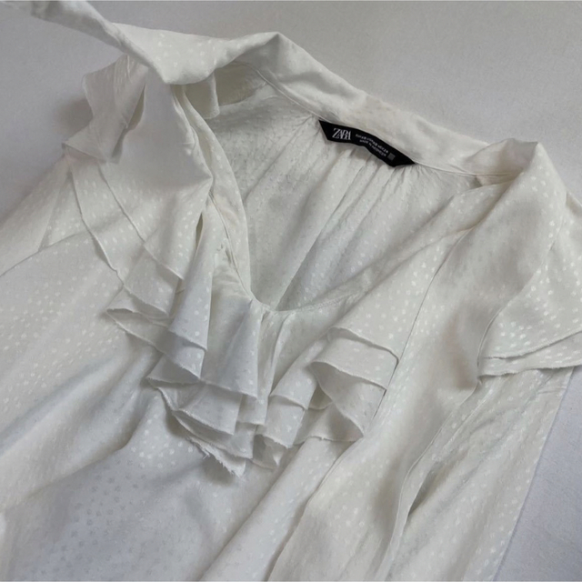 ZARA(ザラ)のZARA ホワイト　ブラウス　ボウタイ　リボン　XS レディースのトップス(シャツ/ブラウス(長袖/七分))の商品写真