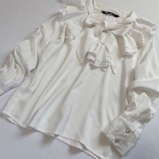 ザラ(ZARA)のZARA ホワイト　ブラウス　ボウタイ　リボン　XS(シャツ/ブラウス(長袖/七分))