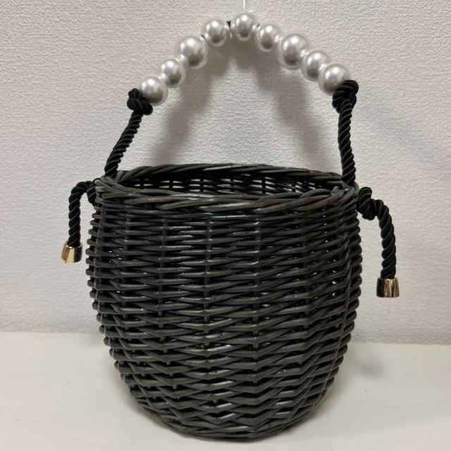 ❤︎新品❤︎ パール真珠ハンドルかごバッグ レディースのバッグ(かごバッグ/ストローバッグ)の商品写真