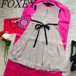 フォクシーニューヨーク(FOXEY NEW YORK)の【美品】FOXEY NEW YORK プリーツワンピース ベージュ リボン 38(ひざ丈ワンピース)