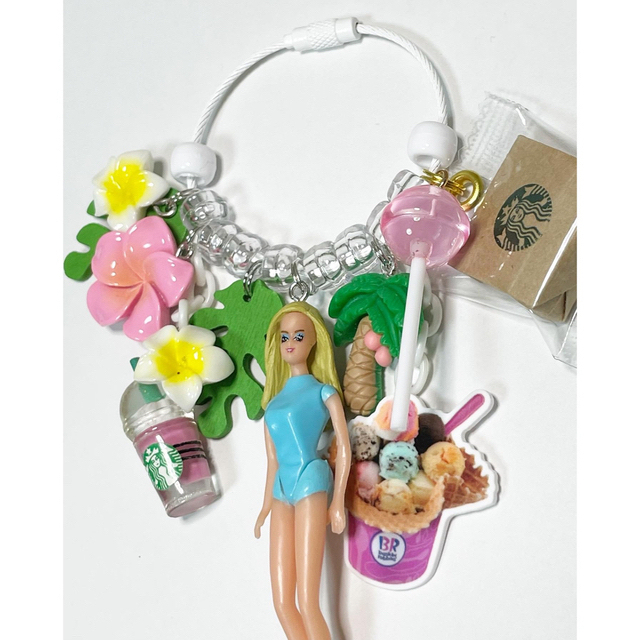 Barbie(バービー)のアラモアナでショッピングを 楽しむごきげんなバビ美🌺 キーホルダー👩🛍️✨🌴 ハンドメイドのアクセサリー(キーホルダー/ストラップ)の商品写真