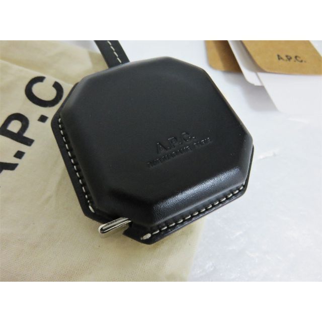 A.P.C(アーペーセー)の定価2万 A.P.C. AMBRE TAPE MEASURE 150cm レザー レディースのファッション小物(その他)の商品写真