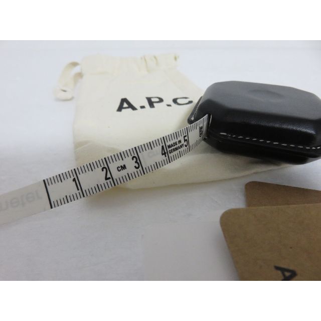 A.P.C(アーペーセー)の定価2万 A.P.C. AMBRE TAPE MEASURE 150cm レザー レディースのファッション小物(その他)の商品写真