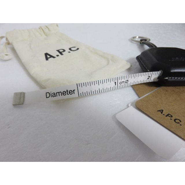 A.P.C(アーペーセー)の定価2万 A.P.C. AMBRE TAPE MEASURE 150cm レザー レディースのファッション小物(その他)の商品写真