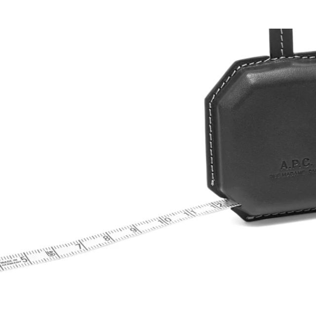 A.P.C(アーペーセー)の定価2万 A.P.C. AMBRE TAPE MEASURE 150cm レザー レディースのファッション小物(その他)の商品写真