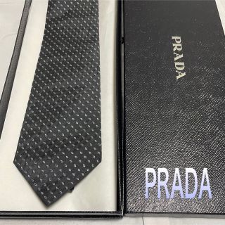 プラダ(PRADA)のプラダ　ネクタイ【未使用に近い】ドット柄　共裏　光沢　やや厚手　クリーニング済(ネクタイ)