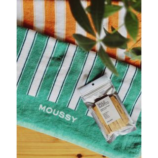 マウジー(moussy)のMOUSSY最新ノベルティ♡ビーチタオル&パロサントセット♡香木アロマ♡緑(その他)