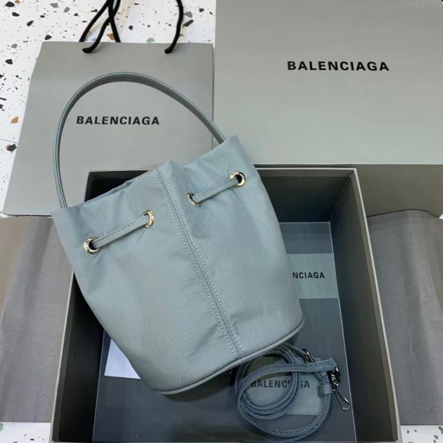 新作 Balenciaga - バレンシアガ ドローストリング バケット
