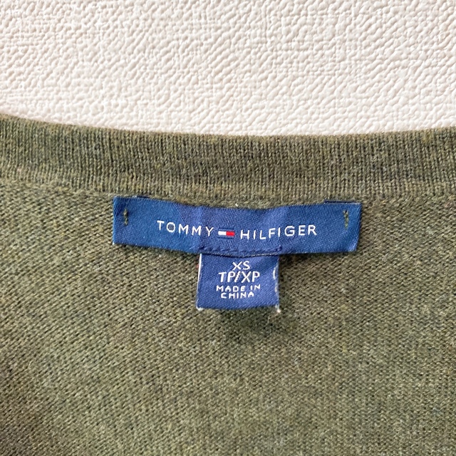 TOMMY HILFIGER(トミーヒルフィガー)のトミーヒルフィガー　ニット　セーター　スパンコール　オリーブ色　XSサイズ レディースのトップス(ニット/セーター)の商品写真