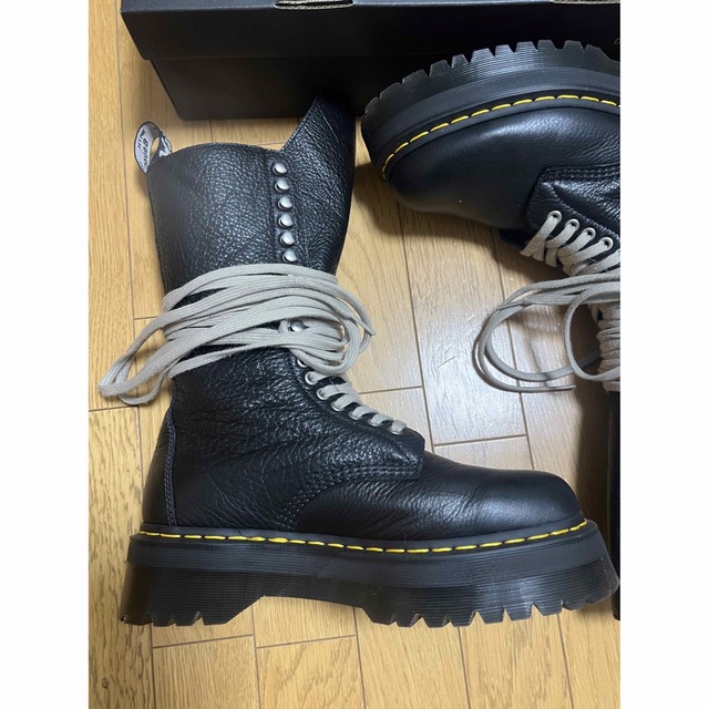 低価格で大人気の Rick Owens × Dr.Martens レースアップレザーブーツ