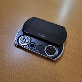 プレイステーションポータブル(PlayStation Portable)の【美品】PSP go（おまけ：クレードル、専用ケース）(携帯用ゲーム機本体)