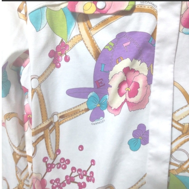 LEONARD(レオナール)のLEONARD SPORT　美品✨長袖シャツ　白地に色鮮やかで綺麗なお花柄 レディースのトップス(シャツ/ブラウス(長袖/七分))の商品写真