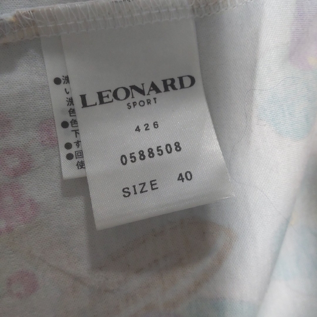 LEONARD(レオナール)のLEONARD SPORT　美品✨長袖シャツ　白地に色鮮やかで綺麗なお花柄 レディースのトップス(シャツ/ブラウス(長袖/七分))の商品写真