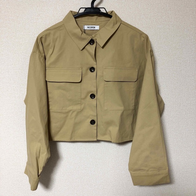 【新品】NiCORON　ミリタリー風クロップドシャツ　綿100% レディースのジャケット/アウター(ミリタリージャケット)の商品写真