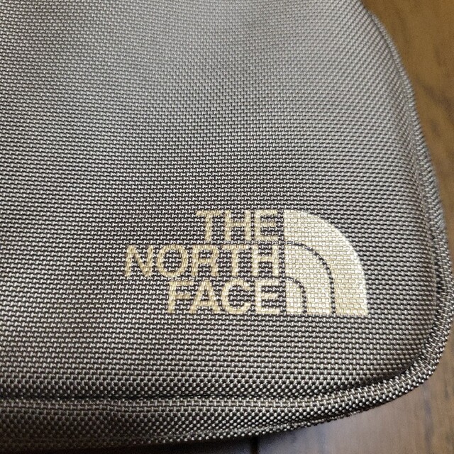 THE NORTH FACE(ザノースフェイス)の未使用 ノースフェイス 小物ポーチ Shuttle Canister M レディースのファッション小物(ポーチ)の商品写真