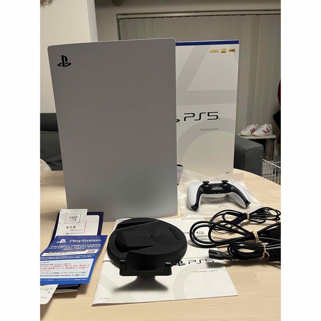 極美品 PS5 本体 残り2年の保証付き 新品保護フィルム付き ディスク