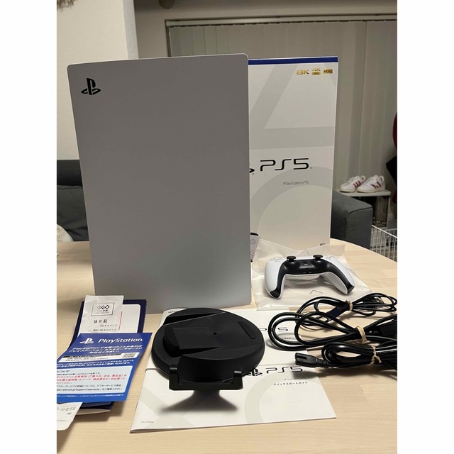 SONY(ソニー)の極美品 PS5 本体 残り2年の保証付き 新品保護フィルム付き ディスクドライブ エンタメ/ホビーのゲームソフト/ゲーム機本体(家庭用ゲーム機本体)の商品写真