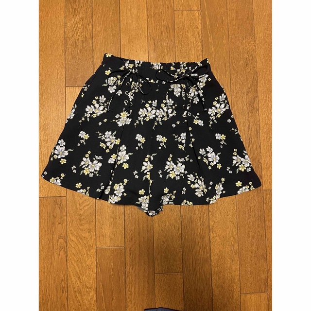 HONEYS(ハニーズ)のhoneys 花柄 キュロットスカート Sサイズ ハニーズ レディースのスカート(ミニスカート)の商品写真