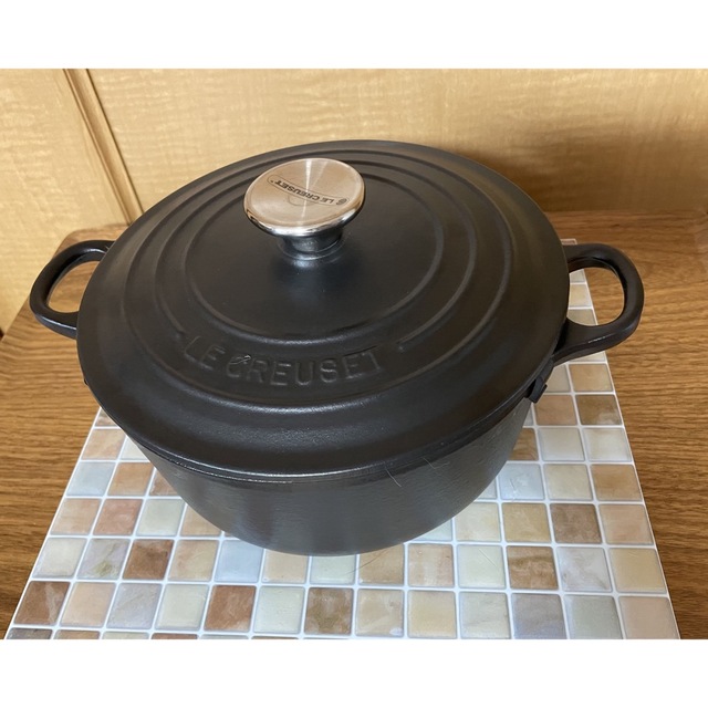 LE CREUSET(ルクルーゼ)のル・クルーゼ　ココット・ロンド 20cm マットブラック  インテリア/住まい/日用品のキッチン/食器(鍋/フライパン)の商品写真