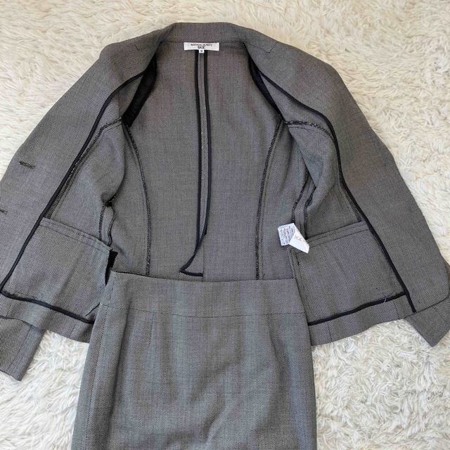NATURAL BEAUTY BASIC(ナチュラルビューティーベーシック)のNATURAL BEAUTY BASIC スカートセットアップ　グレー　シルク混 レディースのフォーマル/ドレス(スーツ)の商品写真