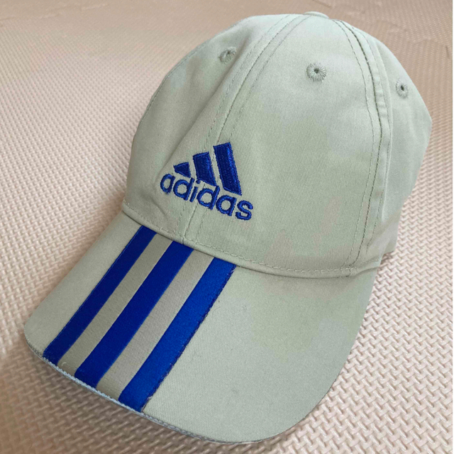 adidas(アディダス)の【格安中古】adidas キャップ　ベージュ×ブルーロゴ キッズ/ベビー/マタニティのこども用ファッション小物(帽子)の商品写真