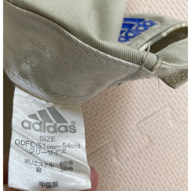 adidas(アディダス)の【格安中古】adidas キャップ　ベージュ×ブルーロゴ キッズ/ベビー/マタニティのこども用ファッション小物(帽子)の商品写真