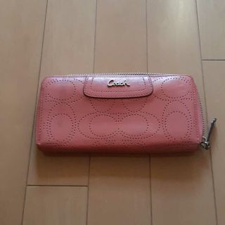 コーチ(COACH)のコーチCOACH シグネチャー柄サーモンピンク長財布(財布)