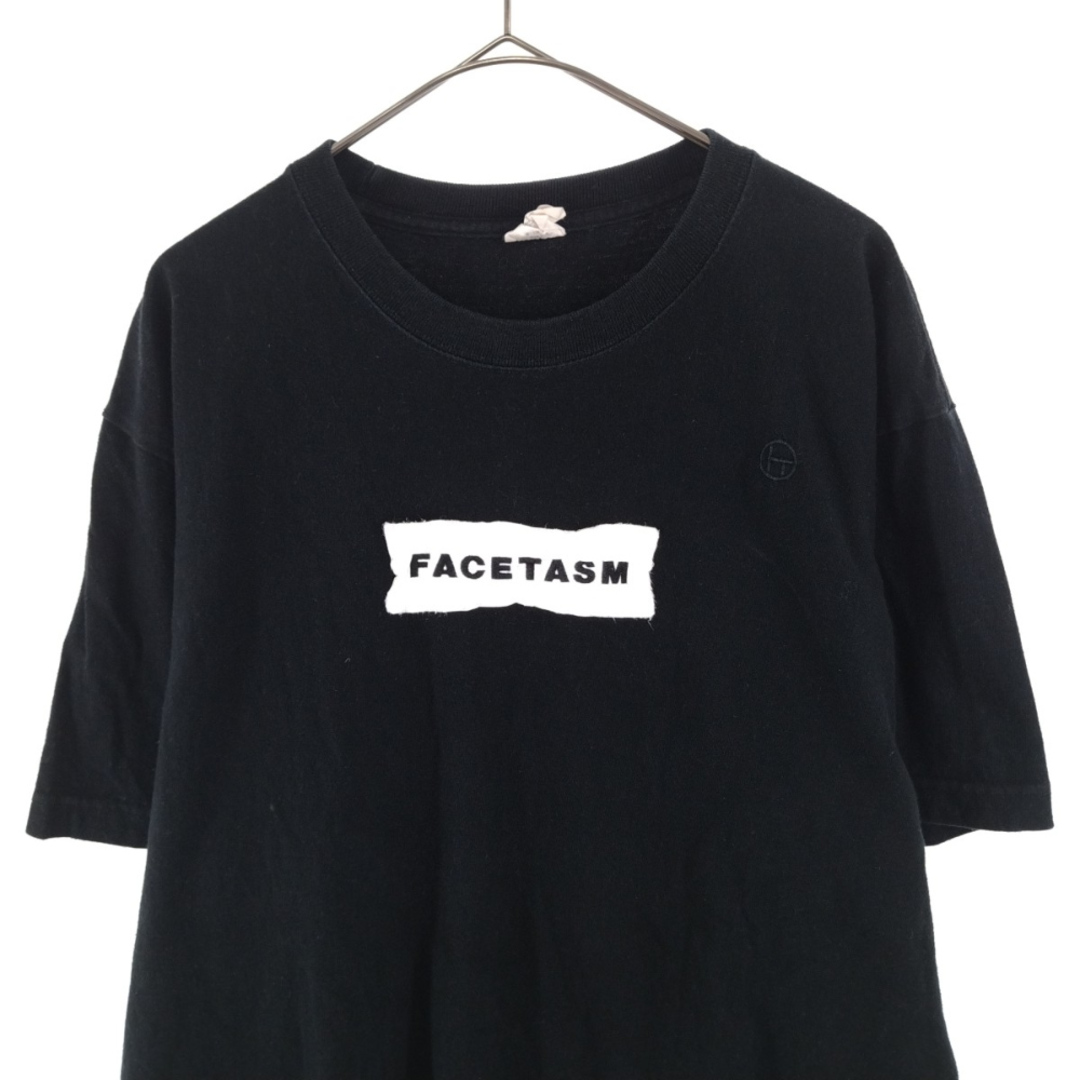 FACETASM(ファセッタズム)のFACETASM ファセッタズム ×DOGS DOGS T-SHIRT ドッグス ロゴ刺繍半袖Tシャツ ブラック メンズのトップス(Tシャツ/カットソー(半袖/袖なし))の商品写真