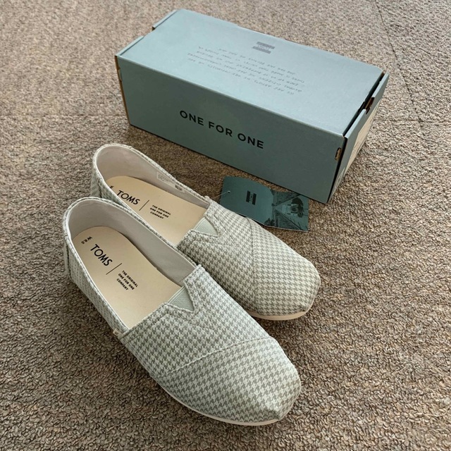 TOMS(トムズ)のYummy様専用【新品試着のみ】TOMS スリッポンサイズ8.5（25.5cm） レディースの靴/シューズ(スリッポン/モカシン)の商品写真