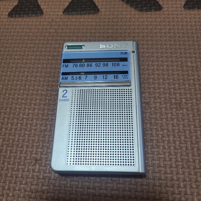 SONY(ソニー)のソニー ポケッタブルラジオ 名刺サイズ FM/AM/ワイドFM対応 ダイヤル選局 スマホ/家電/カメラのオーディオ機器(ラジオ)の商品写真