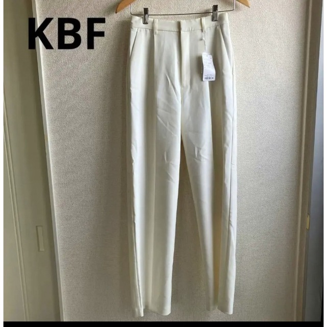 KBF(ケービーエフ)の【新品タグ付】センタープレスストレートパンツ レディースのパンツ(クロップドパンツ)の商品写真