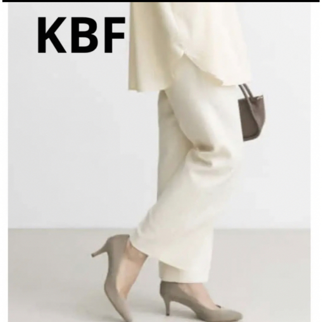 KBF(ケービーエフ)の【新品タグ付】センタープレスストレートパンツ レディースのパンツ(クロップドパンツ)の商品写真