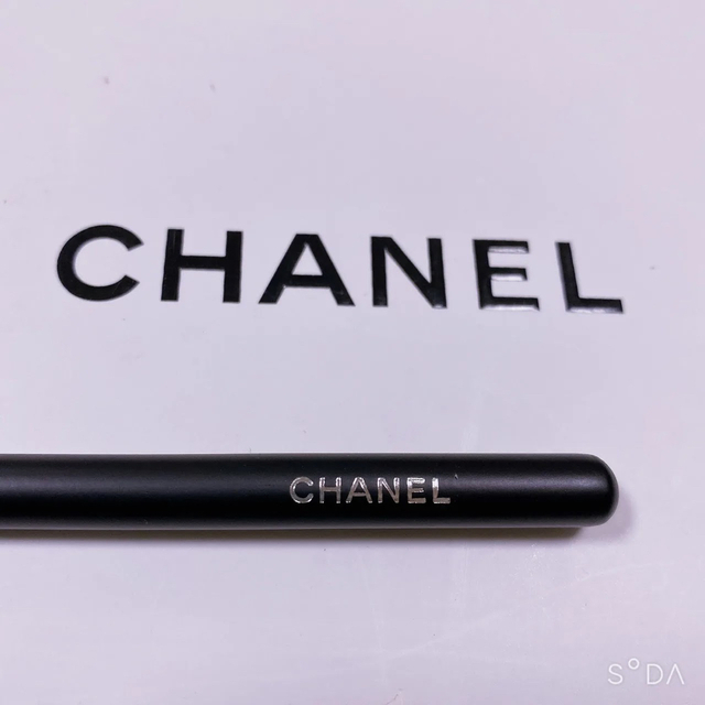 CHANEL(シャネル)のCHANEL LARGE EYESHADOW BRUSH #25 コスメ/美容のメイク道具/ケアグッズ(ブラシ・チップ)の商品写真