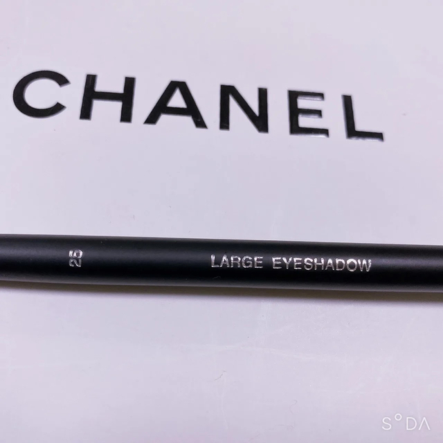 CHANEL(シャネル)のCHANEL LARGE EYESHADOW BRUSH #25 コスメ/美容のメイク道具/ケアグッズ(ブラシ・チップ)の商品写真