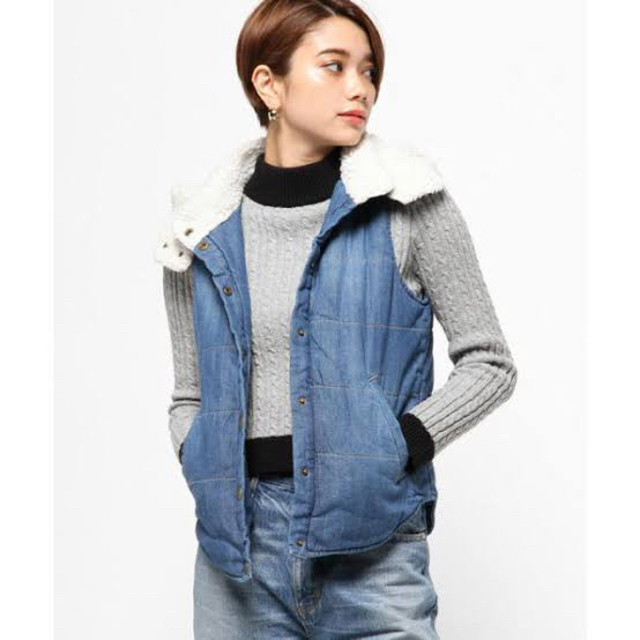 AZUL by moussy(アズールバイマウジー)のAZUL フードボアデニムベスト レディースのジャケット/アウター(ダウンベスト)の商品写真