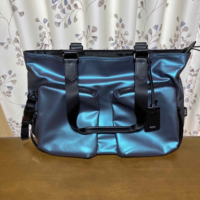TUMI(トゥミ)のTUMI 「アンバー」トート イリデセント ブルー　Devoe トゥミ メンズのバッグ(トートバッグ)の商品写真
