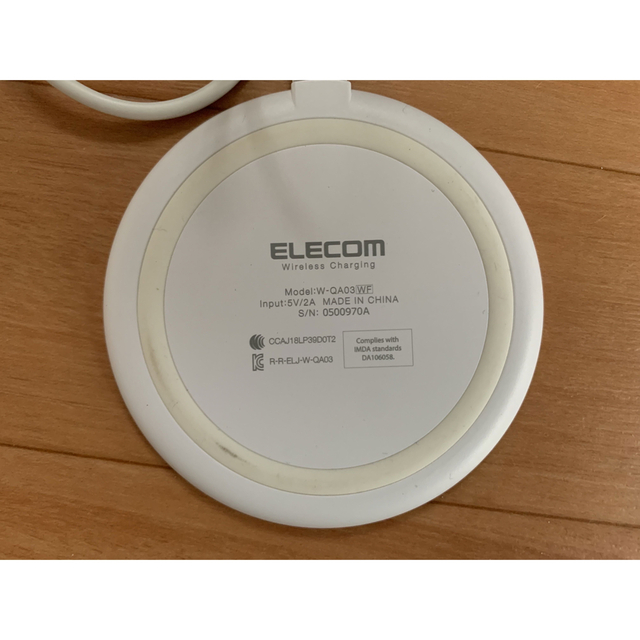 ELECOM(エレコム)のELECOM Qi規格対応ワイヤレス充電器（5W） W-QA03WF スマホ/家電/カメラのスマートフォン/携帯電話(バッテリー/充電器)の商品写真