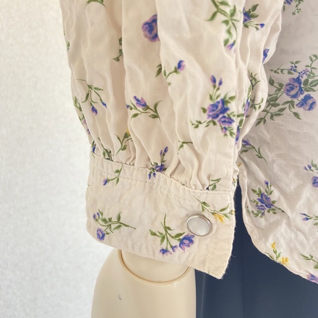 ZARA(ザラ)のZARA ザラ　小花柄　ホワイト　ブラウス　サイズM レディースのトップス(シャツ/ブラウス(長袖/七分))の商品写真