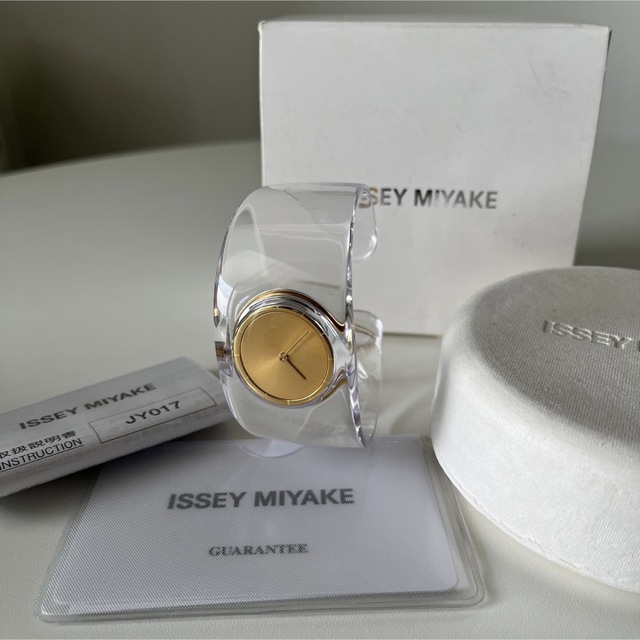 ISSEY MIYAKE(イッセイミヤケ)の【20周年限定品♪】イッセイミヤケ　バングル　腕時計 レディースのファッション小物(腕時計)の商品写真