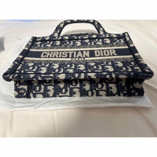 Christian Dior(クリスチャンディオール)のほぼ新品　dior ブックトート　ミニサイズ レディースのバッグ(ハンドバッグ)の商品写真