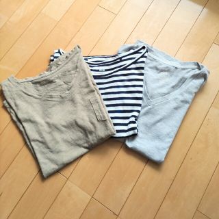 ユニクロ(UNIQLO)のUNIQLO他　Ｔシャツ 3枚組　ストライプ&シンプルＶネックグレー &カーキ色(Tシャツ(半袖/袖なし))